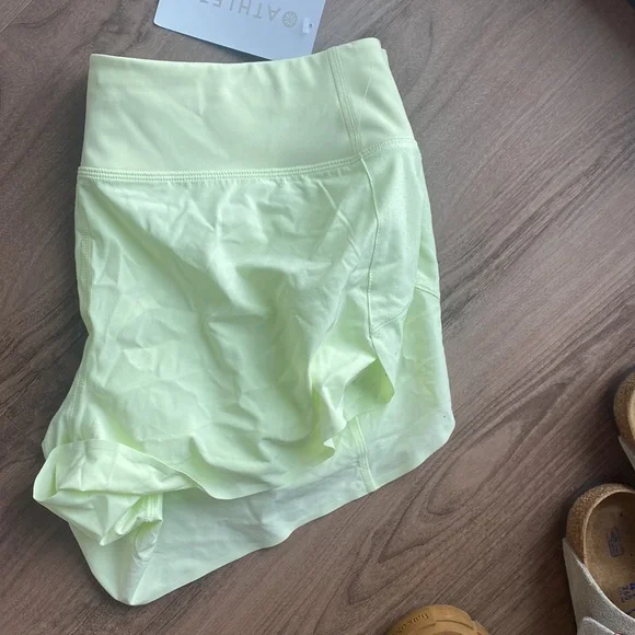 NWT bright yellow run with it 3.5 in Athleta short - Picture 6 of 6